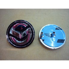 Znak SYM na prednej kapotáži