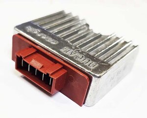 Regulátor MALAGUTI F12 F12R F10 F15 CONNETTORE ROSSO červený konektor